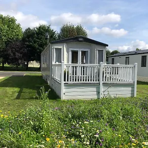 Squirrel With Hot Tub Lodge Pocklington